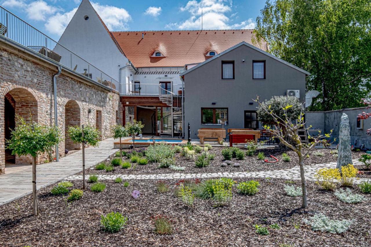 Knize Ferdinand Apartments Mikulov Kültér fotó